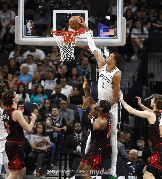 웸반야마(1번)가 31일 시카고와 경기에서 덩크를 터뜨리고 있다. /게티이미지코리아