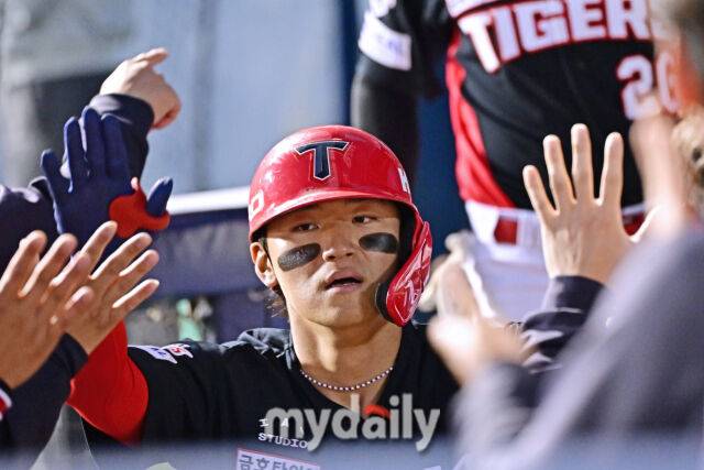 31일 서울 잠실야구장에서 열린 '2026 신한 SOL BANK KBO리그' LG 트윈스와 KIA 타이거즈 경기.KIA 김도영이 2회초 2사 2루에 투런포를 친 후 기뻐하고 있다./잠실=한혁승 기자