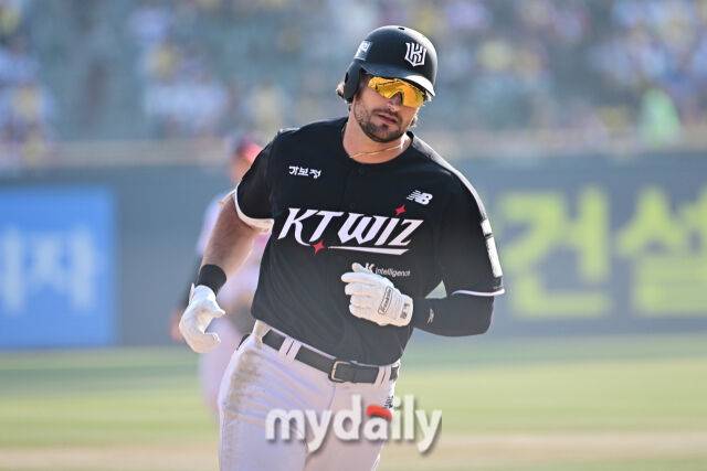 28일 서울 잠실야구장에서 열린 '2026 신한 SOL BANK KBO리그' LG 트윈스와 KT 위즈 경기. KT 힐리어드가 7회초 2사 2루에 투런포를 친 후 그라운드를 뛰고 있다./마이데일리