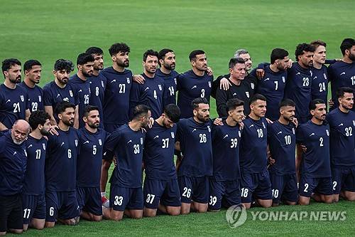 이란 축구 국가대표팀 (안탈리아 AFP=연합뉴스) 지난 30일(현지시간) 이란 축구 국가대표팀이 튀르키예 남부 안탈리아에서 훈련 시작 전 사진을 촬영하고 있다. 2026.3.31 photo@yna.co.kr