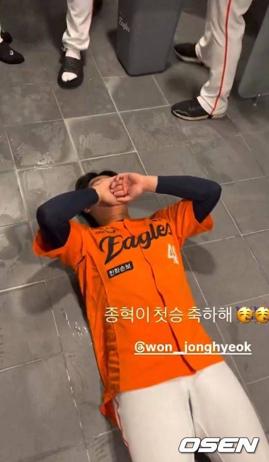 한화 이글스 원종혁이 28일 데뷔 첫 승을 달성한 후 동료들의 축하를 받고 있다. 인스타그램
