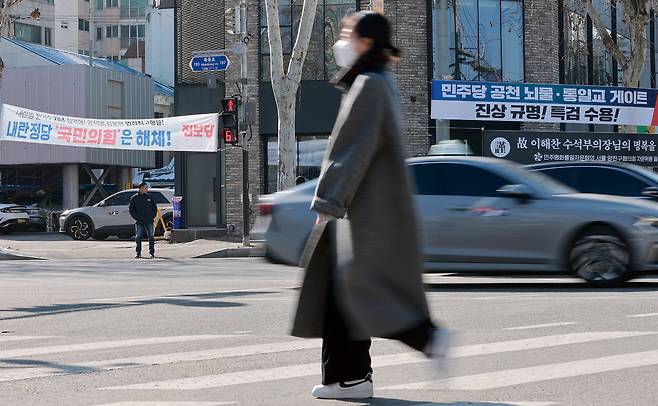 지난 2월2일 서울 시내에 정당 현수막이 걸려 있다. 연합뉴스