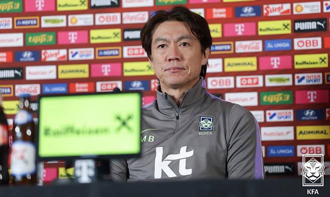 홍명보 대한민국 축구 국가대표팀 감독이 오스트리아전을 하루 앞둔 30일 오스트리아 에른스트 하펠 스타디움에서 공식 기자회견을 하고 있다. 대한축구연맹(KFA) 제공
