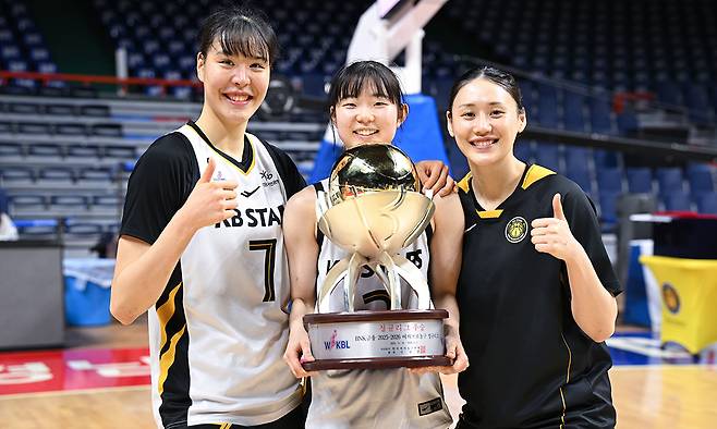 청주 KB 박지수(왼쪽부터), 허예은, 강이슬이 지난 30일 부산 사직체육관에서 부산 BNK를 꺾고 2025∼2026시즌 정규리그 우승 트로피를 들고 기념 촬영을 하고 있다. 한국여자농구연맹 제공