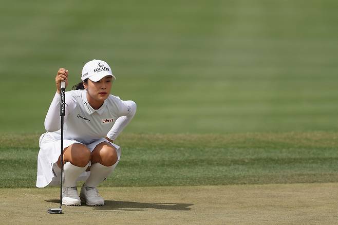 그린 경사를 읽고 있는 윤이나. 사진 제공=AFP연합뉴스