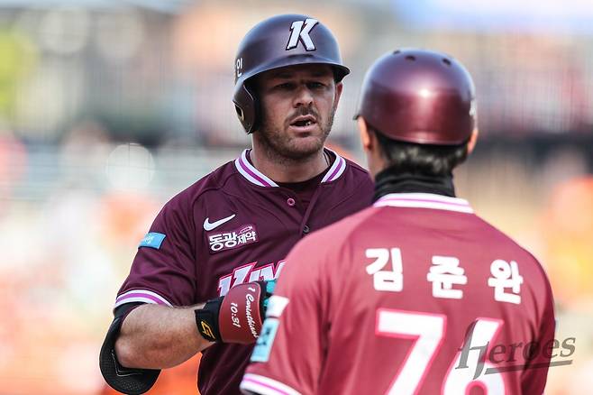 키움 트렌턴 브룩스(왼쪽)는 3월 31일 인천 SSG전서 리드오프로 나선다. 키움은 그의 콘택트와 출루 능력에 많은 기대를 하고 있다. 사진제공|키움 히어로즈