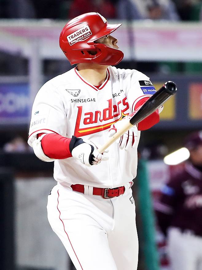 SSG 김재환이 3월 31일 인천SSG랜더스필드서 열린 ‘2026 신한 SOL KBO리그’ 키움과 홈경기서 4번 지명타자로 선발출전해 7회말 올해 첫 홈런을 친 뒤 타구를 바라보고 있다. 사진제공 |SSG 랜더스