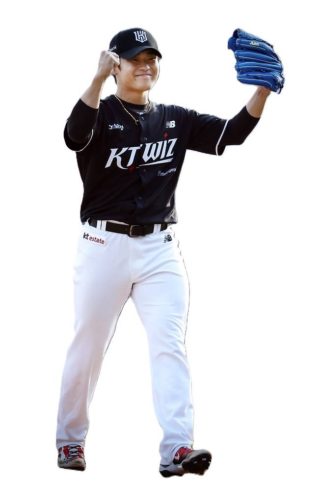 KT 마무리 박영현이 3월29일 잠실구장에서 열린 LG와의 경기를 마친 후 환히 웃고 있다. KT 위즈 제공