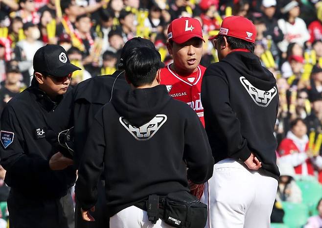 ▲ 29일 인천 KIA전 투구 도중 왼쪽 엄지손가락에 경련 증세로 강판되고 있는 김택형 ⓒSSG랜더스