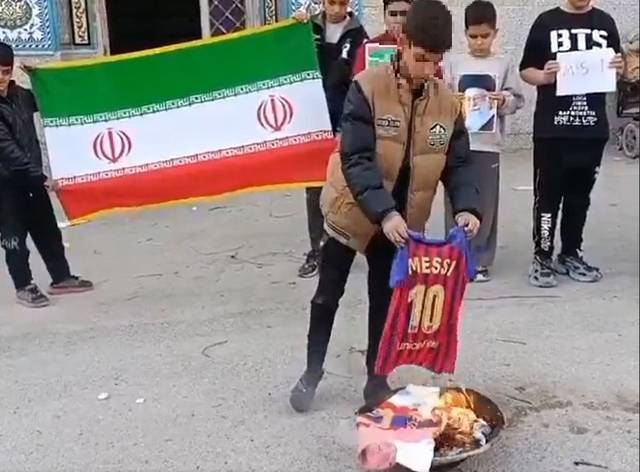 한 이란 소년이 리오넬 메시의 바르셀로나 유니폼을 불태우고 있다. /사진=SNS 갈무리