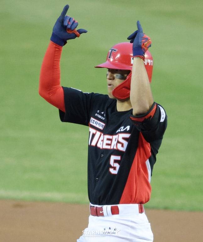 2026 신한 SOL KBO 리그 LG 트윈스 대 KIA 타이거즈 경기가 31일 서울 잠실야구장에서 열렸다. KIA 김도영이 1회초 1사 2루에서 1타점 적시타를 날리고 출루한 후 세리머니를 하고 있다. /사진=김진경 대기자