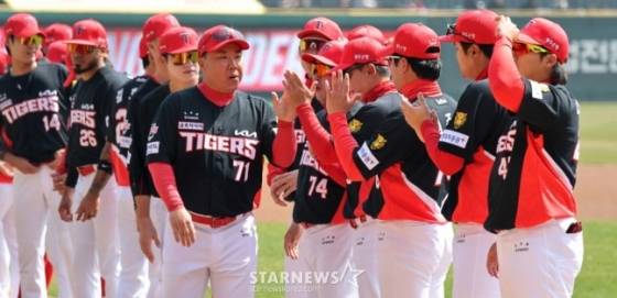 기아 이범호 감독이 28일 인천SSG랜더스필드에서 열리는 2026 프로야구 SSG랜더스와 KIA타이거즈 개막경기에서 그라운드로 나서고 있다. /사진=강영조 선임기자