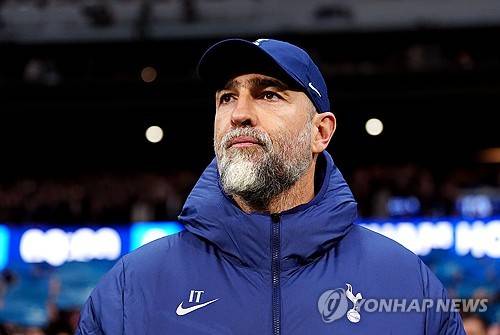 토트넘 홋스퍼가 남은 시즌을 이끌어갈 새 사령탑으로 로베르토 데 제르비에게 접근했다. 프리미어리그 감독 중에서도 최고 수준의 연봉을 제안한 것으로 알려졌다. 유럽 축구 이적시장 전문가 루디 갈레티는 30일(한국시간) '이고르 투도르 감독 사임 이후 로베르토 데 제르비가 토트넘 감독직과 가까워지고 있다'고 전했다. 더스탠더드 또한 토트넘이 데 제르비에게 프리미어리그 최고 연봉 감독 중 한 명이 될 만한 상당한 금액의 제안을 헀다고 보도했다. 연합뉴스