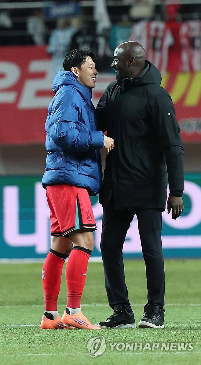 손흥민과 오토 아도 (서울=연합뉴스) 신준희 기자 = 18일 서울 마포구 서울월드컵경기장에서 열린 남자축구 국가대표 A매치 평가전 대한민국과 가나의 경기.
한국 손흥민과 가나 오토 아도 감독이 경기가 끝나고 인사하고 있다. 2025.11.18 hama@yna.co.kr