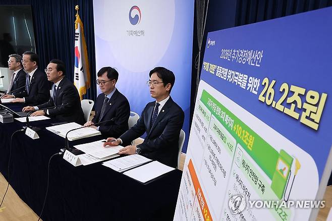 '중동 사태' 추경 예산안 설명하는 박홍근 기획처 장관 (세종=연합뉴스) 김주성 기자 = 박홍근 기획예산처 장관이 27일 세종시 정부세종청사에서 중동 사태 대응을 위한 2026년도 추가경정 예산안에 대해 브리핑하고 있다.
왼쪽부터 오승철 산업통상부 기획조정실장, 이형일 재정경제부 1차관, 박홍근 기획예산처 장관, 임기근 기획예산처 차관, 김민재 행정안전부 차관. 2026.3.31 utzza@yna.co.kr
