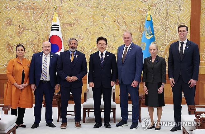 이재명 대통령, 미국 하원의원단 접견 (서울=연합뉴스) 김도훈 기자 = 이재명 대통령이 31일 청와대에서 미국 하원의원단 접견에 앞서 기념 촬영을 하고 있다. 2026.3.31 superdoo82@yna.co.kr