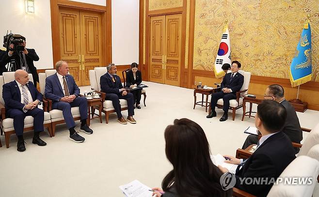 이재명 대통령, 미국 하원의원단 접견 (서울=연합뉴스) 김도훈 기자 = 이재명 대통령이 31일 청와대에서 미국 하원의원단을 접견하고 있다. 2026.3.31 superdoo82@yna.co.kr