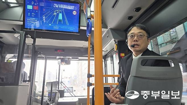 자율주행버스 'I M 고래'가 1일 일산서구청부터 시작해 운행 중인 가운데, 민동환 오토노머스에이투지 이사가 브리핑을 진행하고 있다. 김태훈 기자