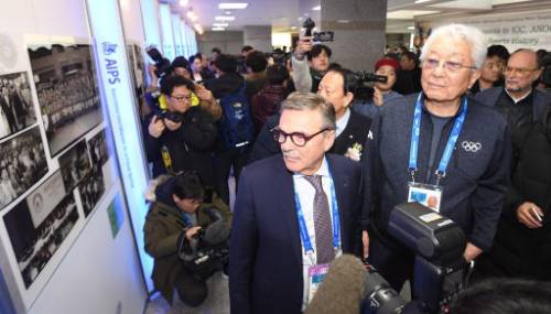 ◇장웅 북한 IOC 위원이 2018년 2월12일 강릉시청 특별전시관에서 열린 평창올림픽 개최 기념 대한민국 스포츠 외교사진전을 관람하고 있다. 평창동계올림픽취재단=권태명기자