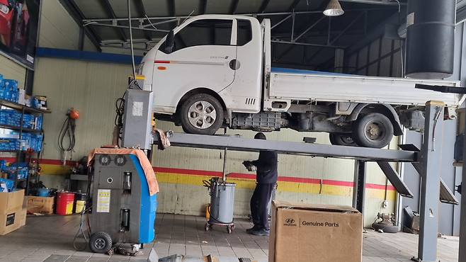 카센터에서 엔진오일을 교환하고 있는 모습. /김세동기자