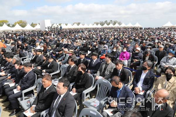 오는 제주4.3희생자추념식 당일 제주4.3평화공원 인근에서 극우단체 집회가 허가된 것으로 알려지면서 유족과 도민들의 분노가 커지고 있다. 사진은 서북청년단의 제주도 집회 시도가 있었던 2023년 제75주년 제주4.3희생자 추념식 모습.