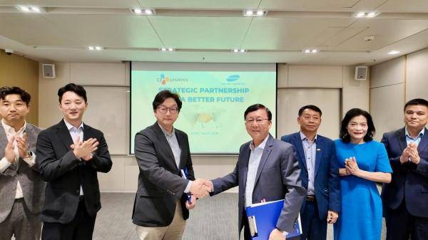 베트남 호치민시 소재 CJ빌딩에서 이종훈 CJ대한통운 경영지원실장왼쪽에서 세번째 응우엔 탄 빈 제마뎁 CEO왼쪽에서 네 번째와 양사 관계자들이 제마뎁 물류-해운 지분거래 계약 체결식에서 기념사진을 찍고 있다 사진CJ대한통운