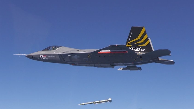 ▲국산 초음속 전투기 KF-21 보라매가 공군 3훈련비행단에서 이륙해 공대공 무장 분리 시험을 하는 모습. 사진=방위사업청 제공