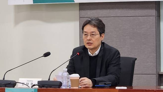 권태경 교수는 발표 서두에서 AI 발전의 흐름을 짚으며 지금을 단순한 기술 진보의 국면이 아니라 본격적인 대전환의 시기로 규정했다. 과거 판별형 AI 중심의 시대가 제한된 태스크 수행과 예측, 추론 중심이었다면, 지금의 AX 2.0은 생성형 AI를 기반으로 에이전틱 AI와 피지컬 AI까지 맞물리며 산업 운영 구조 자체를 바꾸고 있다는 설명이다.(사진=테크42)