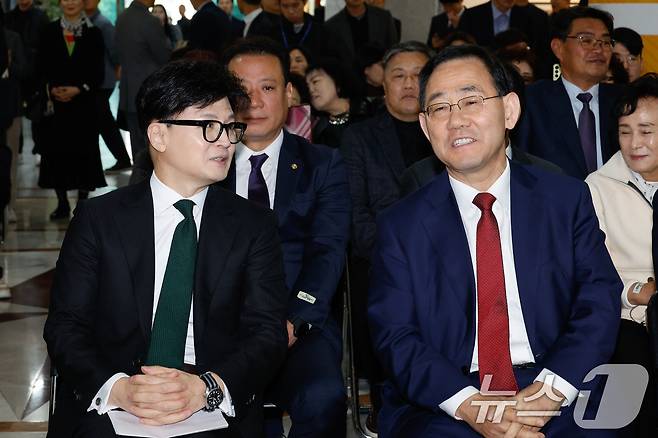 2024년 11월 11일 당시 한동훈 국민의힘 대표(왼쪽)와 주호영 국회 부의장이 서울 여의도 국회의원회관에서 열린 박정희 대통령 사진전 '박정희 다시보기'에서 대화하고 있는 모습. 2024.11.11 ⓒ 뉴스1 안은나 기자