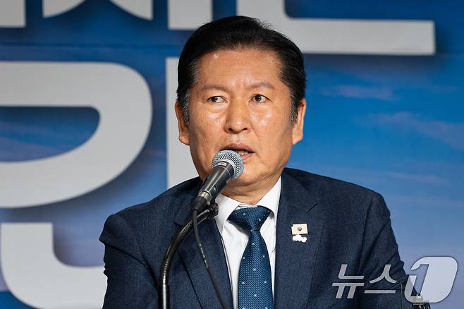 정청래 더불어민주당 대표가 1일 강원도 철원군 새마을금고 본점에서 열린 강원 민생 현장 최고위원회의에서 모두 발언을 하고 있다. 2026.4.1 ⓒ 뉴스1 유승관 기자