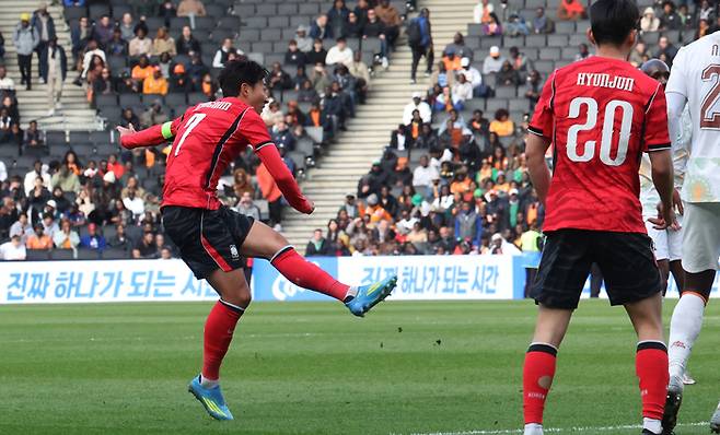손흥민이 28일 영국 밀턴 케인즈 스타디움 MK에서 열린 코트디부아르와 평가전에서 슛하고 있다. 사진 | 밀턴 케인즈=연합뉴스