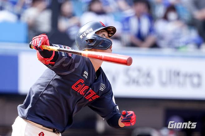 롯데 노진혁이 29일 대구삼성라이온즈파크에서 열린 2026 KBO리그 정규시즌 삼성전에서 홈런을 치고 있다. 사진 | 롯데 자이언츠