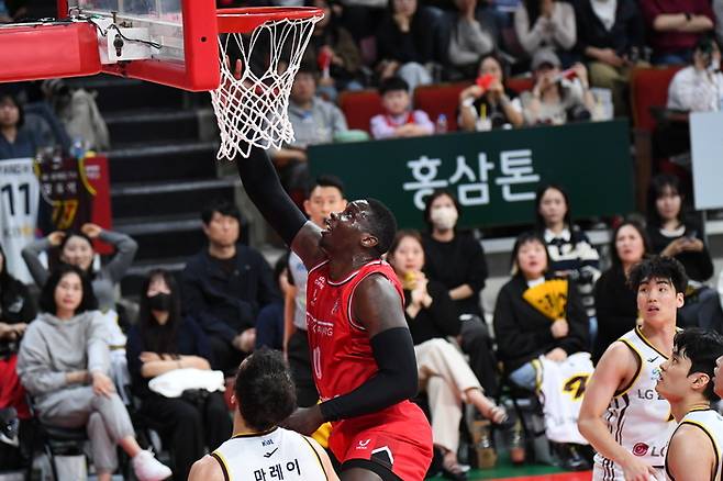 안양 정관장 오브라이언트가 31일 안양 정관장 아레나에서 열린 2025~2026 LG전자 프로농구 정규리그 창원 LG전에서 골밑 득점 하고 있다. 사진 | KBL