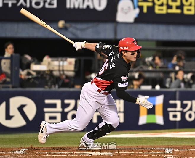 KIA 윤도현이 31일 잠실구장에서 열린 2026 KBO리그 LG와 경기 2회초 1사 LG 선발 톨허스트를 상대로 안타를 치고 있다. 잠실 | 박진업 기자 upandup@sportsseoul.com