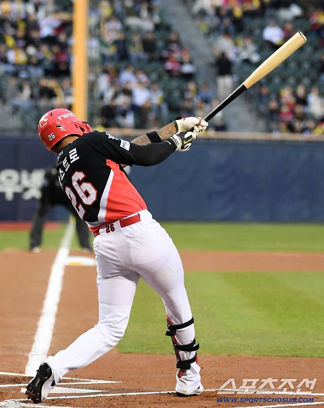 2번 타자 카스트로는 변화구 직구 모든 구종에 완벽하게 반응하며 연타석 2루타를 생산했다.