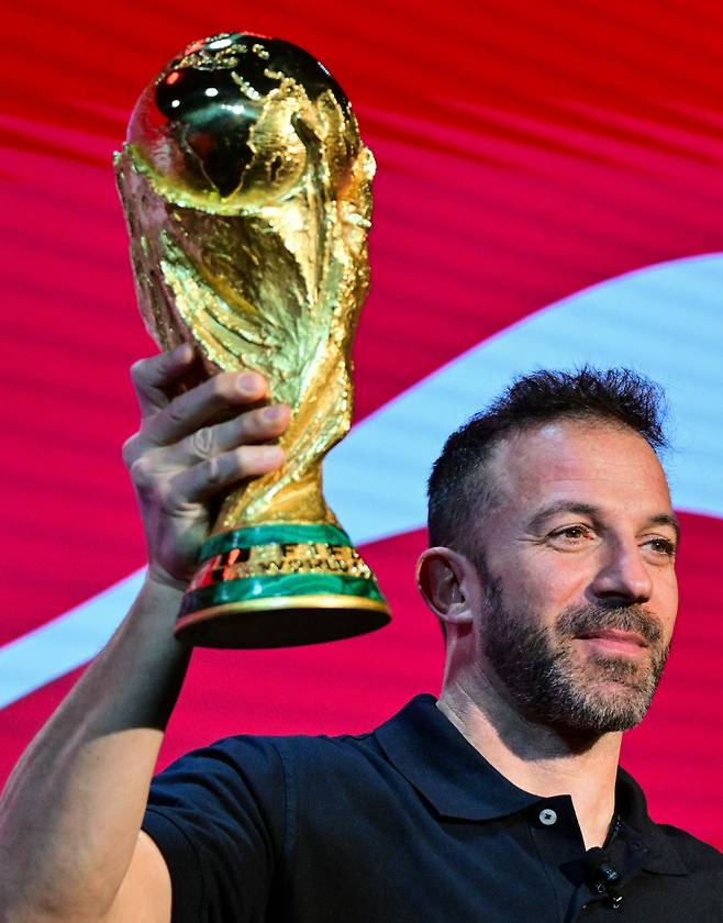 우승 트로피를 든 델 피에로 AFP<저작권자(c) 연합뉴스, 무단 전재-재배포, AI 학습 및 활용 금지>