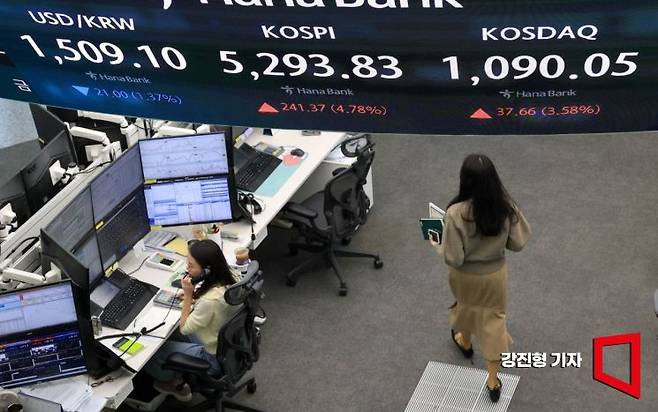 코스피 지수가 종전 기대감에 5%대 급등 출발하며 장 초반 매수사이드카가 발동한 1일 서울 중구 하나은행 본점 딜링룸 전광판에 국내증시 현황이 표시돼 있다. 이날 원달러 환율은 전 거래일 대비 21.6원 내린 1508.5원에 거래를 시작 했다. 2026.4.1 강진형 기자