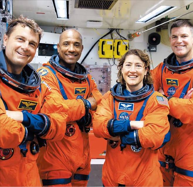 ‘아르테미스 II’ 임무 수행을 위해 우주로 향하는 네 명의 우주비행사들. /NASA