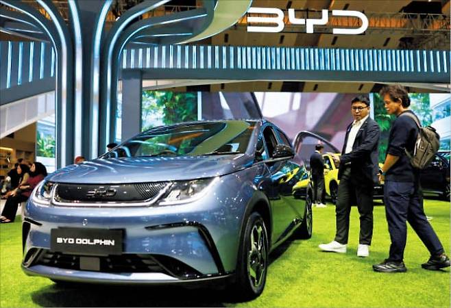지난 2월 인도네시아 자카르타에서 열린 ‘인도네시아 국제 모터쇼’의 BYD 부스를 찾은 방문객들이 전기차 ‘돌핀’을 구경하고 있다. /로이터 연합뉴스