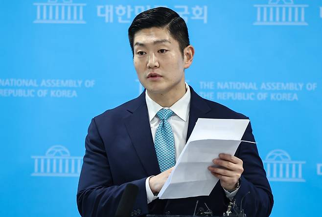 김재섭 국민의힘 의원이 3월 31일 서울 여의도 소통관에서 정원오 더불어민주당 서울시장 예비후보 의혹 관련 기자회견 후 백브리핑을 하고 있다. /뉴스1