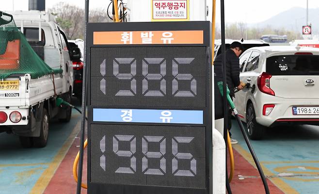 1일 오후 서울 서초구 만남의광장 주유소에서 시민들이 기름을 넣고 있다. 한국석유공사 유가정보시스템 오피넷에 따르면 이날 오후 12시 30분 기준 전국 휘발유 평균 가격은 전날보다 12.72원 오른 1907.68원으로 집계됐다. /뉴스1