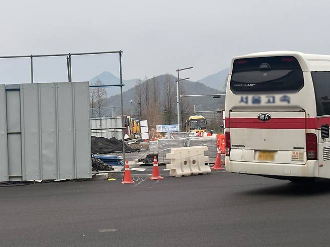 1일 대전유성복합터미널에서 출발한 고속버스가 임시승강장 철거 공사장 옆을 지나고 있다. 최다인 기자