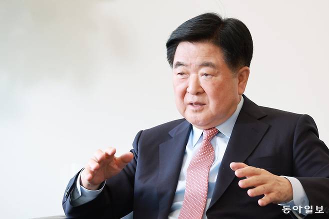 권오갑 HD현대 명예회장이 지난달 26일 서울 종로구 계동 현대빌딩에서 동아일보와 인터뷰를 하고 있다. 권 명예회장은 48년 직장 생활을 회상하며 “늘 내가 부족하다고 생각해 남들보다 두세 배 더 노력했다”며 “결국 힘든 일을 하면서 성장했다”고 강조했다. 전영한 기자 scoopjyh@donga.com