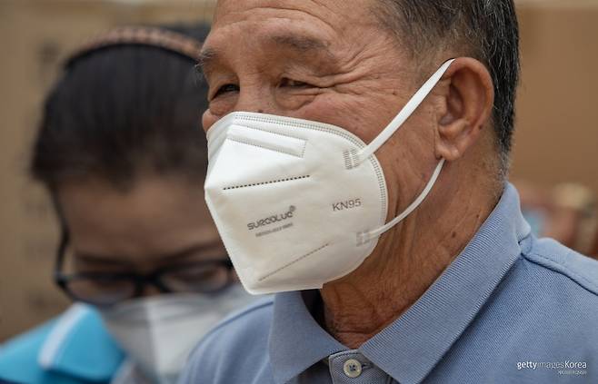 태국 치앙마이에서 한 노인이 대기 오염으로부터 몸을 보호하기 위해 마스크를 착용하고 있다. 사진=게티이미지