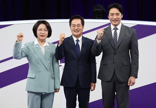 더불어민주당 추미애(왼쪽부터), 김동연, 한준호 경기도지사 경선후보가 30일 서울 마포구 상암동 MBC 신사옥에서 열린 '더불어민주당 경기도지사 후보자 합동토론회'에서 기념촬영하고 있다. 뉴스1
