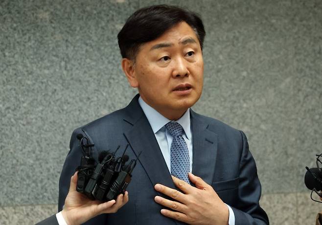 김관영 전북도지사가 1일 도청에서 기자들을 만나 동봉투 의혹에 대해 설명하고 있다. 연합뉴스