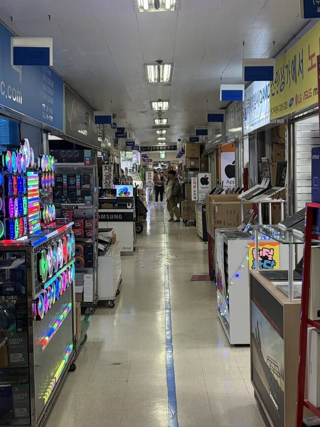 1일 서울 용산구 한강로2가 선인상가에서 소비자들이 컴퓨터 부품을 살펴보고 있다. 박종오 기자