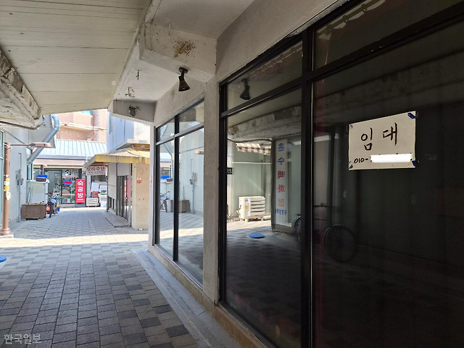 지난달 25일 경기 평택시 통복시장 청년몰 한 점포에 임대문의 표지가 붙어있다. 김희서 인턴기자