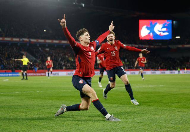 체코 축구대표팀의 라디슬라프 크레이치(왼쪽)가 1일 체코 프라하의 레트나 스타디움에서 열린 2026 북중미 월드컵 유럽 예선 플레이오프 D조 결승전에서 팀의 두 번째 골을 성공시킨 후 기뻐하고 있다. 프라하=로이터 연합뉴스