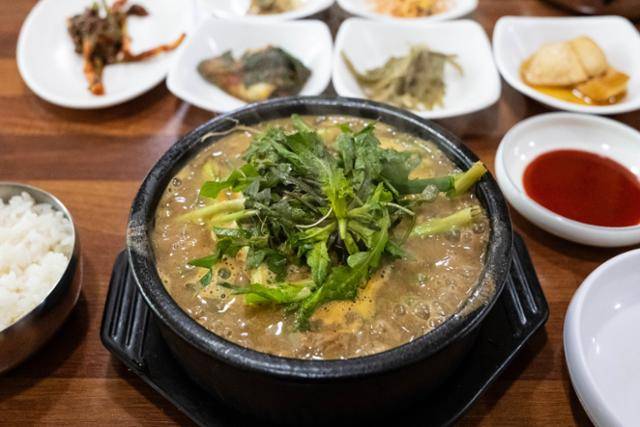 광주 북구 오리 전문점 '가족사랑'의 점심 특선 뚝배기 오리탕.